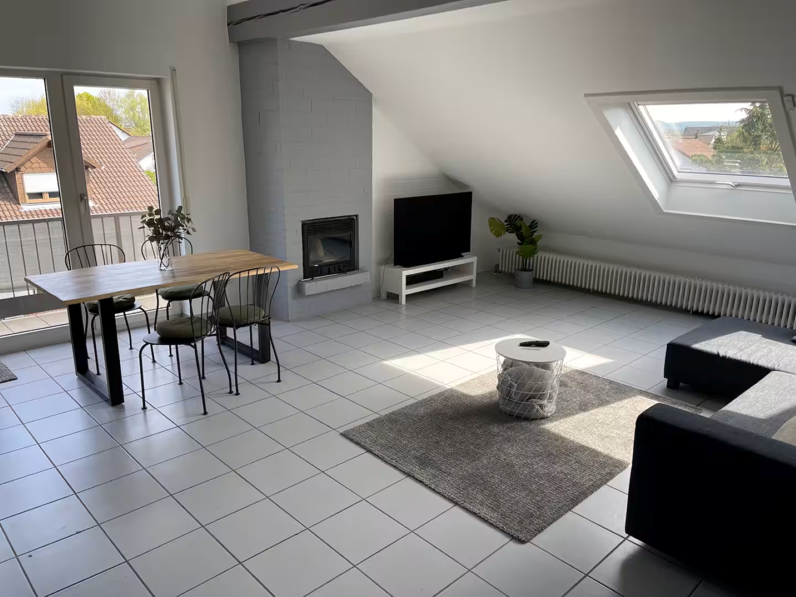 Wohnzimmer mit Kamin – Loft Karlsdorf
